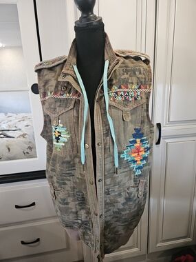 Double D Ranch Embroidered Aztec Print Sleeveless Hooded Vest - Size XL